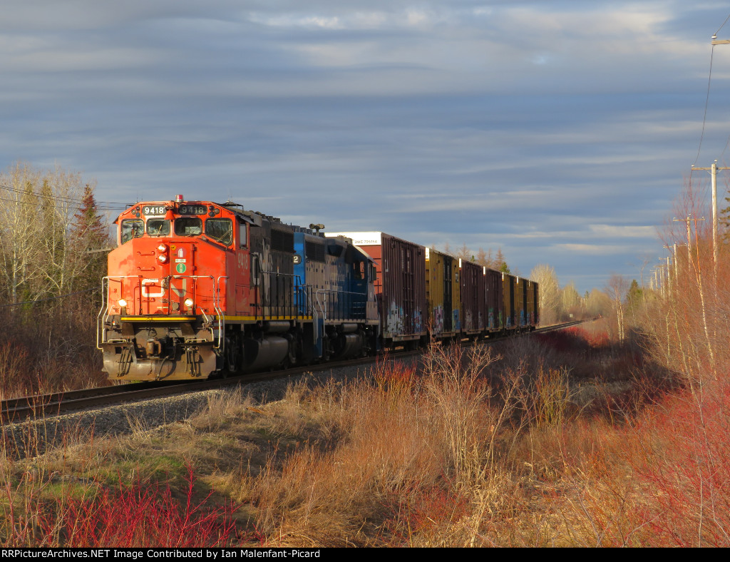 CN 9418 leads train 559 at Avenue du Havre